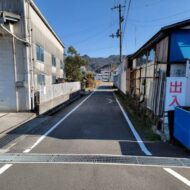 主要道路からの前面道路入り口